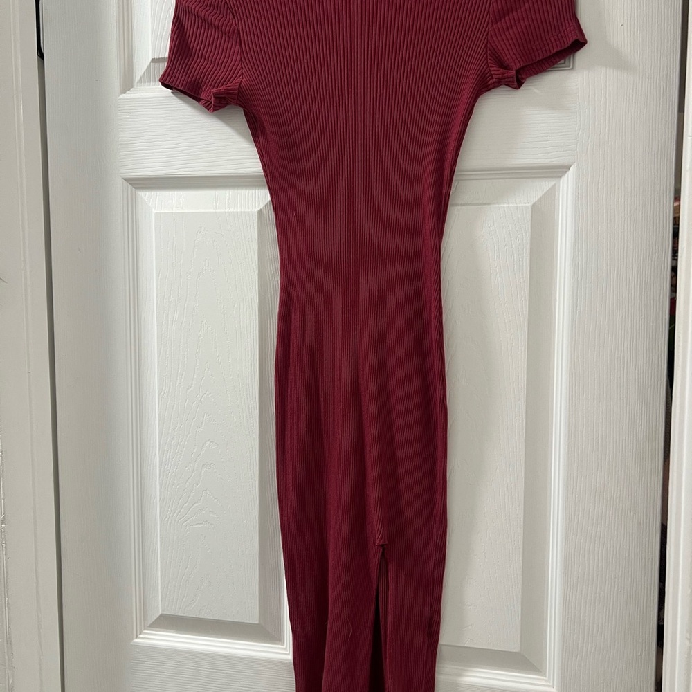Ribbed Short-Sleeve Midi Dress in Burgundy